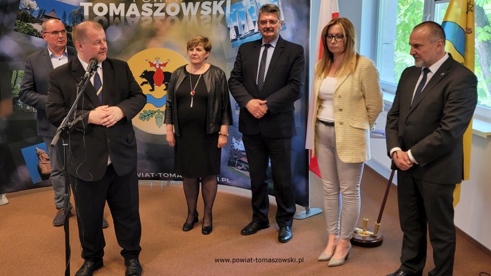 Na zdjęciu: uczestnicy konferencji podczas której podpisana została umowa na budowę hali sportowej przy II LO w Tomaszowie Mazowieckim, która odbyła się w sali konferencyjnej w Starostwie Powiatowym w Tomaszowie Mazowieckim, w środę, 4 maja 2022 roku
