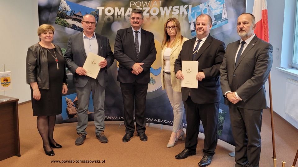 Na zdjęciu: uczestnicy konferencji podczas której podpisana została umowa na budowę hali sportowej przy II LO w Tomaszowie Mazowieckim, która odbyła się w sali konferencyjnej w Starostwie Powiatowym w Tomaszowie Mazowieckim, w środę, 4 maja 2022 roku