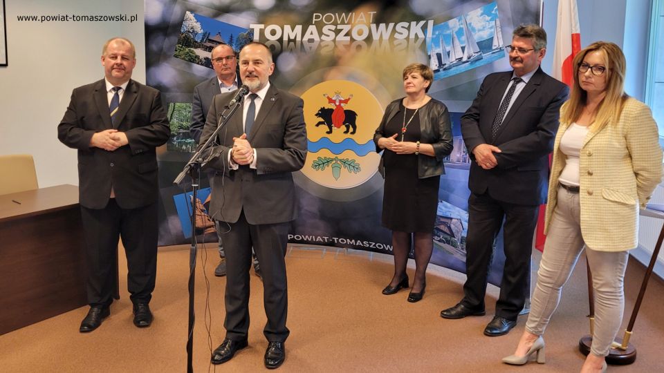 Na zdjęciu: uczestnicy konferencji podczas której podpisana została umowa na budowę hali sportowej przy II LO w Tomaszowie Mazowieckim, która odbyła się w sali konferencyjnej w Starostwie Powiatowym w Tomaszowie Mazowieckim, w środę, 4 maja 2022 roku