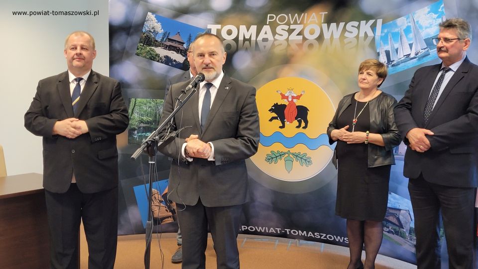 Na zdjęciu: uczestnicy konferencji podczas której podpisana została umowa na budowę hali sportowej przy II LO w Tomaszowie Mazowieckim, która odbyła się w sali konferencyjnej w Starostwie Powiatowym w Tomaszowie Mazowieckim, w środę, 4 maja 2022 roku