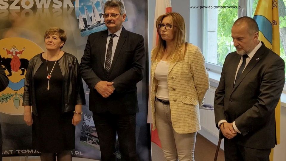 Na zdjęciu: uczestnicy konferencji podczas której podpisana została umowa na budowę hali sportowej przy II LO w Tomaszowie Mazowieckim, która odbyła się w sali konferencyjnej w Starostwie Powiatowym w Tomaszowie Mazowieckim, w środę, 4 maja 2022 roku