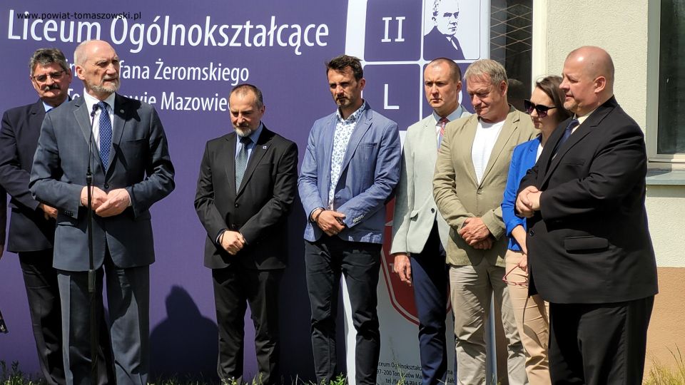 Na zdjęciu: uczestnicy konferencji prasowej, podczas której oddany został plac pod budowę hali sportowej przy II Liceum Ogólnokształcącym w Tomaszowie Mazowieckim, która odbyła się we wtorek, 17 maja 2022 roku 
