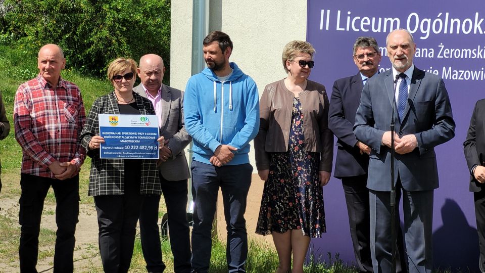 Na zdjęciu: uczestnicy konferencji prasowej, podczas której oddany został plac pod budowę hali sportowej przy II Liceum Ogólnokształcącym w Tomaszowie Mazowieckim, która odbyła się we wtorek, 17 maja 2022 roku 