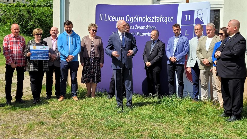 Na zdjęciu: uczestnicy konferencji prasowej, podczas której oddany został plac pod budowę hali sportowej przy II Liceum Ogólnokształcącym w Tomaszowie Mazowieckim, która odbyła się we wtorek, 17 maja 2022 roku 