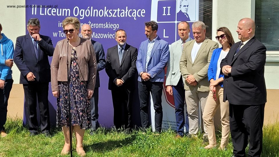 Na zdjęciu: uczestnicy konferencji prasowej, podczas której oddany został plac pod budowę hali sportowej przy II Liceum Ogólnokształcącym w Tomaszowie Mazowieckim, która odbyła się we wtorek, 17 maja 2022 roku 