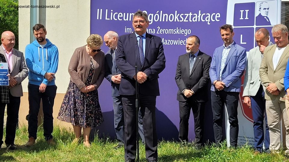 Na zdjęciu: uczestnicy konferencji prasowej, podczas której oddany został plac pod budowę hali sportowej przy II Liceum Ogólnokształcącym w Tomaszowie Mazowieckim, która odbyła się we wtorek, 17 maja 2022 roku 