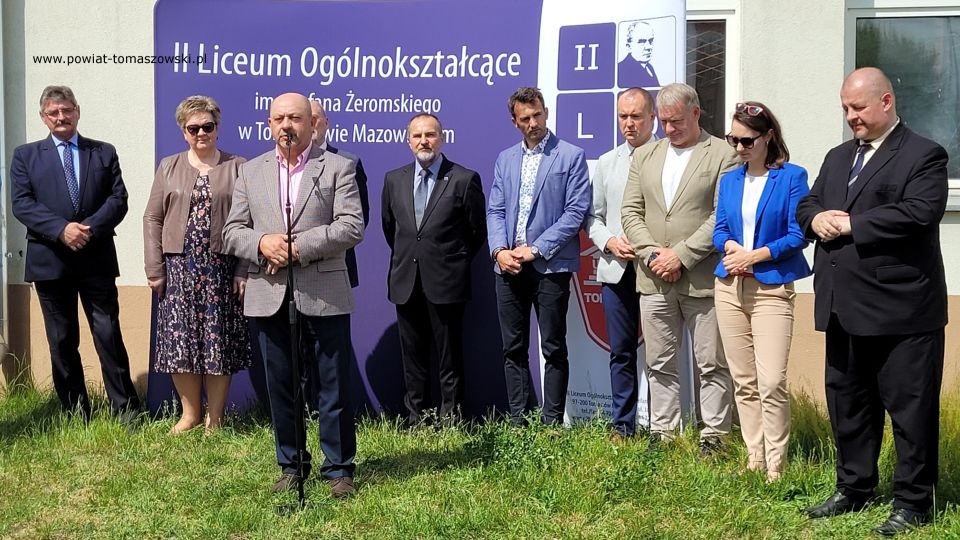 Na zdjęciu: uczestnicy konferencji prasowej, podczas której oddany został plac pod budowę hali sportowej przy II Liceum Ogólnokształcącym w Tomaszowie Mazowieckim, która odbyła się we wtorek, 17 maja 2022 roku 