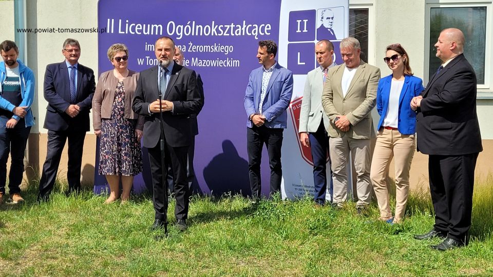 Na zdjęciu: uczestnicy konferencji prasowej, podczas której oddany został plac pod budowę hali sportowej przy II Liceum Ogólnokształcącym w Tomaszowie Mazowieckim, która odbyła się we wtorek, 17 maja 2022 roku 