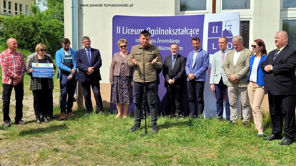 Na zdjęciu: uczestnicy konferencji prasowej, podczas której oddany został plac pod budowę hali sportowej przy II Liceum Ogólnokształcącym w Tomaszowie Mazowieckim, która odbyła się we wtorek, 17 maja 2022 roku 