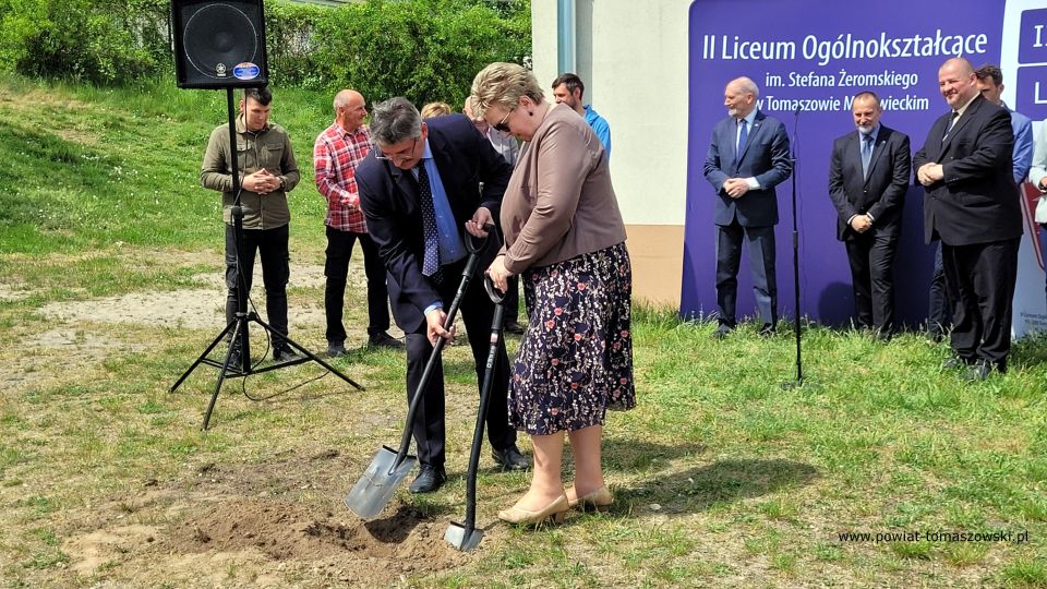 Na zdjęciu: uczestnicy konferencji prasowej, podczas której oddany został plac pod budowę hali sportowej przy II Liceum Ogólnokształcącym w Tomaszowie Mazowieckim, która odbyła się we wtorek, 17 maja 2022 roku 