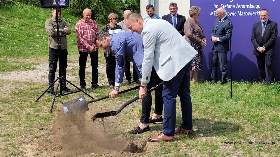 Na zdjęciu: uczestnicy konferencji prasowej, podczas której oddany został plac pod budowę hali sportowej przy II Liceum Ogólnokształcącym w Tomaszowie Mazowieckim, która odbyła się we wtorek, 17 maja 2022 roku 