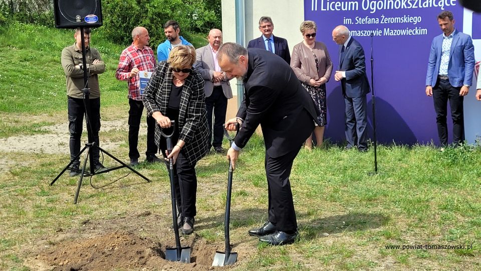 Na zdjęciu: uczestnicy konferencji prasowej, podczas której oddany został plac pod budowę hali sportowej przy II Liceum Ogólnokształcącym w Tomaszowie Mazowieckim, która odbyła się we wtorek, 17 maja 2022 roku 