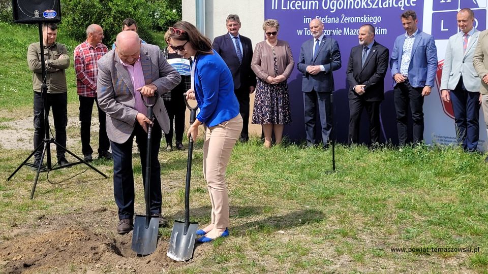 Na zdjęciu: uczestnicy konferencji prasowej, podczas której oddany został plac pod budowę hali sportowej przy II Liceum Ogólnokształcącym w Tomaszowie Mazowieckim, która odbyła się we wtorek, 17 maja 2022 roku 