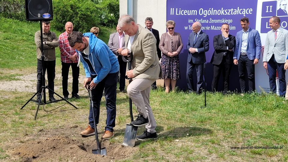 Na zdjęciu: uczestnicy konferencji prasowej, podczas której oddany został plac pod budowę hali sportowej przy II Liceum Ogólnokształcącym w Tomaszowie Mazowieckim, która odbyła się we wtorek, 17 maja 2022 roku 