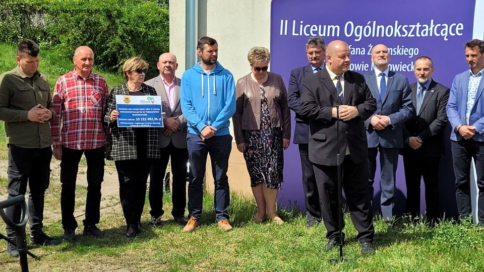 Na zdjęciu: uczestnicy konferencji prasowej, podczas której oddany został plac pod budowę hali sportowej przy II Liceum Ogólnokształcącym w Tomaszowie Mazowieckim, która odbyła się we wtorek, 17 maja 2022 roku 