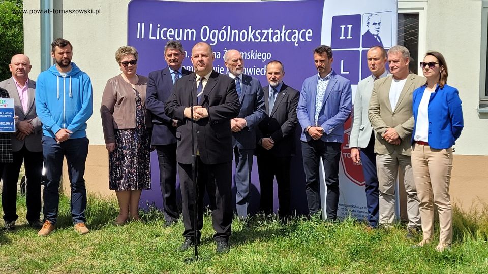 Na zdjęciu: uczestnicy konferencji prasowej, podczas której oddany został plac pod budowę hali sportowej przy II Liceum Ogólnokształcącym w Tomaszowie Mazowieckim, która odbyła się we wtorek, 17 maja 2022 roku 