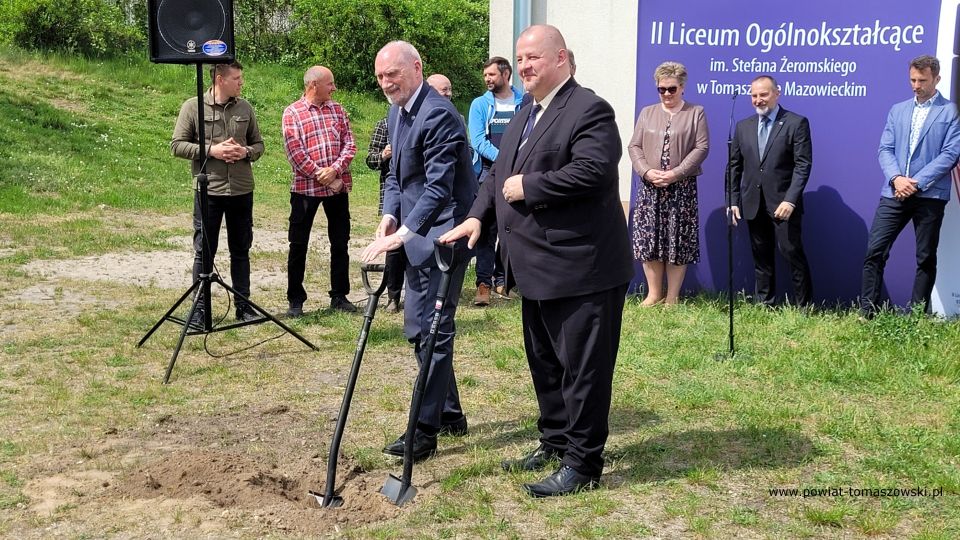 Na zdjęciu: uczestnicy konferencji prasowej, podczas której oddany został plac pod budowę hali sportowej przy II Liceum Ogólnokształcącym w Tomaszowie Mazowieckim, która odbyła się we wtorek, 17 maja 2022 roku 
