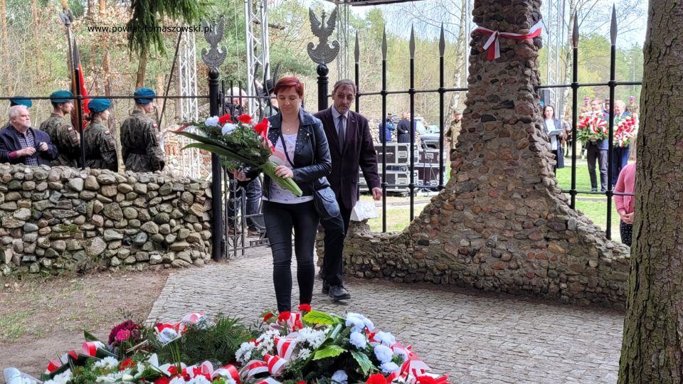 Na zdjęciu: uczestnicy uroczystości poświęconej Dniu Pamięci o Majorze Hubalu, która odbyła się przy szańcu Hubala w Anielinie, w sobotę, 30 kwietnia 2022 roku