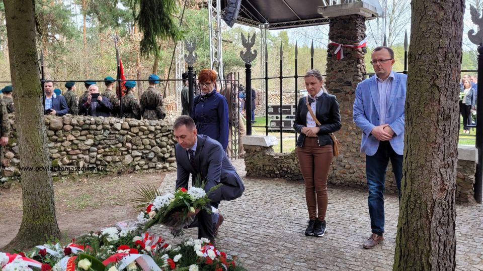 Na zdjęciu: uczestnicy uroczystości poświęconej Dniu Pamięci o Majorze Hubalu, która odbyła się przy szańcu Hubala w Anielinie, w sobotę, 30 kwietnia 2022 roku