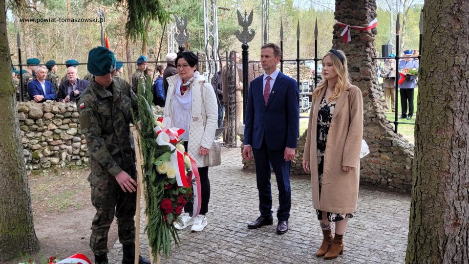 Na zdjęciu: uczestnicy uroczystości poświęconej Dniu Pamięci o Majorze Hubalu, która odbyła się przy szańcu Hubala w Anielinie, w sobotę, 30 kwietnia 2022 roku