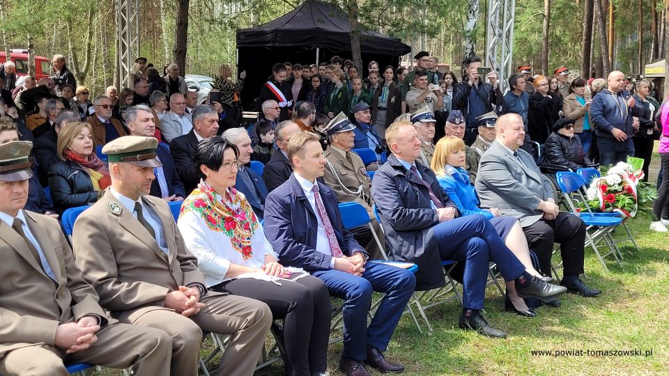 Na zdjęciu: uczestnicy uroczystości poświęconej Dniu Pamięci o Majorze Hubalu, która odbyła się przy szańcu Hubala w Anielinie, w sobotę, 30 kwietnia 2022 roku
