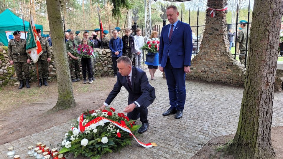 Na zdjęciu: uczestnicy uroczystości poświęconej Dniu Pamięci o Majorze Hubalu, która odbyła się przy szańcu Hubala w Anielinie, w sobotę, 30 kwietnia 2022 roku