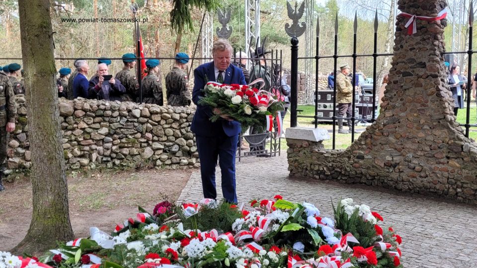 Na zdjęciu: uczestnicy uroczystości poświęconej Dniu Pamięci o Majorze Hubalu, która odbyła się przy szańcu Hubala w Anielinie, w sobotę, 30 kwietnia 2022 roku