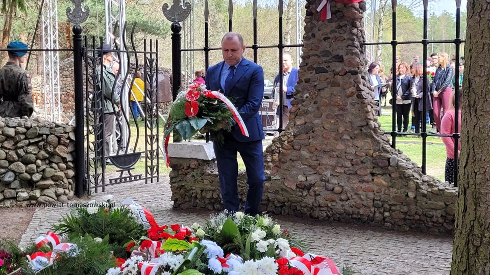 Na zdjęciu: uczestnicy uroczystości poświęconej Dniu Pamięci o Majorze Hubalu, która odbyła się przy szańcu Hubala w Anielinie, w sobotę, 30 kwietnia 2022 roku