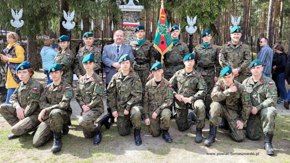 Na zdjęciu: uczestnicy uroczystości poświęconej Dniu Pamięci o Majorze Hubalu, która odbyła się przy szańcu Hubala w Anielinie, w sobotę, 30 kwietnia 2022 roku