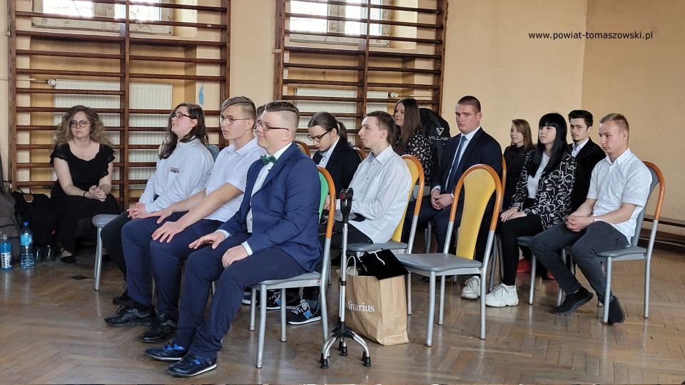 Zakończenie roku szkolnego 2021/2022 w Katolickim Liceum Ogólnokształcącym W piątek, 29 kwietnia 2022 roku, w całej Polsce uczniowie klas maturalnych szkół ponadpodstawowych zakończyli edukację. Przed nimi za kilka dni już tylko egzamin dojrzałości. Tego dnia we wszystkich tomaszowskich szkołach ponadpodstawowych odbywały się uroczystości, podczas których wręczone zostały nagrody dla najlepszych uczniów, którzy wyróżnili się wysokimi wynikami w nauce i dla wszystkich maturzystów świadectwa ukończenia szkoły. W Katolickim Liceum Ogólnokształcącym w Tomaszowie Mazowieckim w zakończeniu roku szkolnego 2021/2022 udział wziął Mariusz Węgrzynowski – Starosta Powiatu Tomaszowskiego, Włodzimierz Justyna – radny Rady Powiatu Tomaszowskiego, Marek Sarwa – Wicedyrektor KOWR w Łodzi. Wręczone zostały świadectwa. Uczniowie młodszych klas przygotowali program artystyczny. Uroczystość uświetnił także występ Stowarzyszenia Nadzieja, w składzie: Zuzanna Ignasiak, Weronika Bąk i Konrad Ignasiak. „Państwo Dyrektorzy, szanowne grono pedagogiczne, drodzy przyjaciele Szkół Katolickich, wszyscy, którzy są obecni, szanowni rodzice, przede wszystkim Wy, drodzy abiturienci. Pojawiła się radość w moim sercu słysząc wszystko to, co dzisiaj zostało przygotowane w ramach tej uroczystości, jak i też w ramach podsumowania Waszej trzyletniej nauki w Katolickim Liceum Ogólnokształcącym. Wychodząc z tej szkoły powinniście być wyjątkowymi ambasadorami tego wszystkiego, co wiąże się z katolicyzmem, czyli jest to system wartości - przede wszystkim pan Bóg, rodzina, ojczyzna, to wszystko było Waszym udziałem, to jest ta wartość dodana w ramach tej szkoły, w ramach tego kształcenia, która powinna się pojawić w Waszym życiu. To dekalog powinien być na pierwszym miejscu. 10 przykazań Bożych, które powinno iść z Wami przed Wami i powodować to, że będziecie wspaniałymi ludźmi, dobrymi ludźmi, tymi, którzy będą służyć też innym. Przychodziliście do tej szkoły, niektórzy sześć lat temu. Pamiętamy się jeszcze z pierwszej klasy. Są absolwenci Katolickiego Gimnazjum, kiedy patrzyliście tak nieśmiało w taką nutką niepewności, jak to będzie wyglądało, jak tutaj ta nauka będzie się odbywała? Czy spotkacie kolegów, koleżanki, takich, którzy będą Wam serdeczni, będą życzliwi z pełną wzajemnością do tych wszystkich działań, które będziecie podejmować. Takich kolegów i koleżanki spotkaliście. Spotkaliście wspaniałych nauczycieli. Te łzy wzruszenia, niewymuszone, które się pojawiły tutaj u pani dyrektor Sylwii Leszczuk i u pań, które emocjonalnie, z pełnym zaangażowaniem, z czystym sercem, które chciało, żebyście mogli naprawdę być szczęśliwi i zadowoleni, że jesteście tutaj. To wyznanie Marty jest czymś wyjątkowym. W pełni zaufała szkole, ale zaufała właśnie nauczycielom,  zaufała swoim koleżankom i kolegom. Dzisiaj wychodzicie z tej szkoły uformowani, dorośli ludzie, którzy już wiecie czego chcecie. Chcecie być dobrymi ludźmi, chcecie dawać tą miłość, którą tutaj sobie wypracowaliście, tą miłość, którą chce dzielić w swoim dorosłym życiu. To jest ta wyjątkowość tej szkoły, to jest coś wzruszającego, co nie przeżywamy na co dzień. Za to bardzo serdecznie jeszcze raz dziękuję dyrekcji, dziękuję nauczycielom, dziękuję przyjaciołom również Szkół Katolickich, którzy się angażują  w różnego rodzaju sprawy, które są związane z taką teraźniejszością, z tą działalnością, która jest poza murami szkoły, a też jest bardzo istotne i bardzo ważne, wspaniały występ Stowarzyszenia Nadzieja. Proszę Państwa, dwa dni temu, trzy dni temu, byliśmy świadkami występu tych młodych ludzi w Teatrze Wielkim w Łodzi przy obecności Wicepremiera Piotra Glińskiego, przy obecności Wicemarszałka Zbigniewa Ziemby, ale przy obecności. kilkuset ważnych ludzi. Zostali dostrzeżeni, nagrodzeni. Są ambasadorami Ziemi Tomaszowskiej. Dziękuję Wam bardzo, że chcieliście tutaj uświetnić swoim występem tą dzisiejszą uroczystość. W tych latach było patriotycznie, było sportowo, ale też ten duch człowieka, to odniesienie się do pana Boga było widoczne w codziennej działalności, w codziennym życiu. Wyjątkowi patroni szkoły. Niepokalane Serce Najświętszej Maryi Panny Królowej Korony Polskiej i Święty Ojciec Pio, którzy czuwają nad całą społecznością tych szkół pomimo, że warunki nie są tutaj wyjątkowo dobre, ale jednak atmosfera, która się wytworzyła w ramach tych szkół jest czymś wyjątkowym, czymś niepowtarzalnym. Te Wasze relacje pomiędzy sobą, one będą trwały przez całe życie i być może te więzi będą nawet ważniejsze niż inne, które  wypracujecie w dorosłym życiu to pozostanie, ale powtarzam raz jeszcze najważniejsze, żeby tą wartością dodaną, związaną z nauką w tej szkole było to, że będziecie dobrymi, prawymi ludźmi, nie tylko dla siebie, ale dla innych również, których spotkacie na swojej drodze i będziecie solą tej ziemi, Tomaszowskiej Ziemi. Będziecie dawać taki przykład, który spowoduje, że będziecie rozpoznawani jako abiturienci, absolwenci Szkół Katolickich. To powinno być Wasze główne zadanie, żeby w dorosłym życiu, mierząc się z różnymi trudnościami, zachować dalej to, co jest najważniejsze. O to Was bardzo serdecznie proszę. To będzie taki prawdziwy egzamin z tego wszystkiego, czego się tutaj nauczyliście. To będzie wspaniała satysfakcja dla nauczycieli i dla dyrekcji i dla członków Katolickiego Stowarzyszenia Oświatowego imieniem Świętego Ojca Pio, którzy działają po to, żeby wzmacniać tego ducha, żeby tych ludzi uczciwych i prawych było jak najwięcej w Tomaszowie, w powiecie, w całym kraju. Moi drodzy, bardzo serdecznie dziękuję wszystkim za te działania. Rzeczywiście to wzruszenie, które się pojawiło było wynikiem relacji wytworzonych przez te trzy czy też sześć lat, bo niektórzy troszeczkę dłużej spędzili niż te trzy lata w Katolickim Liceum Ogólnokształcącym. To jest coś wspaniałego, coś wyjątkowego. Gratuluję wszystkim, że ukończyliście tą szkołę, niektórzy z wyróżnieniem. To jest też wyjątkowa sytuacja. Średnia klasy wspaniała i mam taką nadzieję, przekonanie, że zdacie maturę, że będziecie mogli realizować swoje plany i cele, zamierzenia życiowe, które gdzieś tam są w Was, nieśmiało, ale są. Udało się zrealizować wiele tych celi, teraz kolejny etap, nie bójcie się, podejdźcie do tego z głęboką wiarą, że możecie iść dalej, dalej jeszcze dalej, co da Wam taką pewność siebie i otworzy nowe możliwości rozwoju osobowego, zawodowego. A w przyszłości również z tego wszystkiego, co wiąże się z życiem rodzinnym.  Moi drodzy, bardzo się cieszę, że jestem tutaj obecny dziś na tej uroczystości. Cieszę się razem z Wami mogę przeżywać ten moment ukończenia Katolickiego Liceum Ogólnokształcącego. I jeszcze raz Wam gratuluję wszystkim nauczycielom. Dziękuję członkom Katolickiego Stowarzyszenia Oświatowego imienia Świętego Ojca Pio, jak i również sympatykom Stowarzyszenia Szkół. Dziękuję za wszelką pomoc, która płynie każdego dnia. Jak sami Państwo widzicie, warto działać na rzecz tego, żeby takie Szkoły Katolickie na terenie naszego powiatu istniały. Życzę Wam wszystkiego dobrego. Szczęść Boże.” – powiedział Mariusz Węgrzynowski – Starosta Powiatu Tomaszowskiego. 