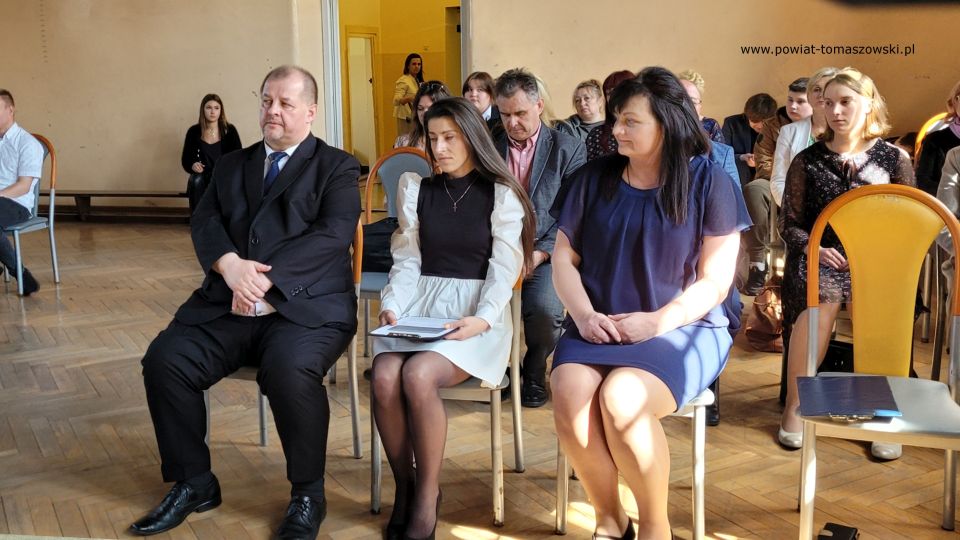 Zakończenie roku szkolnego 2021/2022 w Katolickim Liceum Ogólnokształcącym W piątek, 29 kwietnia 2022 roku, w całej Polsce uczniowie klas maturalnych szkół ponadpodstawowych zakończyli edukację. Przed nimi za kilka dni już tylko egzamin dojrzałości. Tego dnia we wszystkich tomaszowskich szkołach ponadpodstawowych odbywały się uroczystości, podczas których wręczone zostały nagrody dla najlepszych uczniów, którzy wyróżnili się wysokimi wynikami w nauce i dla wszystkich maturzystów świadectwa ukończenia szkoły. W Katolickim Liceum Ogólnokształcącym w Tomaszowie Mazowieckim w zakończeniu roku szkolnego 2021/2022 udział wziął Mariusz Węgrzynowski – Starosta Powiatu Tomaszowskiego, Włodzimierz Justyna – radny Rady Powiatu Tomaszowskiego, Marek Sarwa – Wicedyrektor KOWR w Łodzi. Wręczone zostały świadectwa. Uczniowie młodszych klas przygotowali program artystyczny. Uroczystość uświetnił także występ Stowarzyszenia Nadzieja, w składzie: Zuzanna Ignasiak, Weronika Bąk i Konrad Ignasiak. „Państwo Dyrektorzy, szanowne grono pedagogiczne, drodzy przyjaciele Szkół Katolickich, wszyscy, którzy są obecni, szanowni rodzice, przede wszystkim Wy, drodzy abiturienci. Pojawiła się radość w moim sercu słysząc wszystko to, co dzisiaj zostało przygotowane w ramach tej uroczystości, jak i też w ramach podsumowania Waszej trzyletniej nauki w Katolickim Liceum Ogólnokształcącym. Wychodząc z tej szkoły powinniście być wyjątkowymi ambasadorami tego wszystkiego, co wiąże się z katolicyzmem, czyli jest to system wartości - przede wszystkim pan Bóg, rodzina, ojczyzna, to wszystko było Waszym udziałem, to jest ta wartość dodana w ramach tej szkoły, w ramach tego kształcenia, która powinna się pojawić w Waszym życiu. To dekalog powinien być na pierwszym miejscu. 10 przykazań Bożych, które powinno iść z Wami przed Wami i powodować to, że będziecie wspaniałymi ludźmi, dobrymi ludźmi, tymi, którzy będą służyć też innym. Przychodziliście do tej szkoły, niektórzy sześć lat temu. Pamiętamy się jeszcze z pierwszej klasy. Są absolwenci Katolickiego Gimnazjum, kiedy patrzyliście tak nieśmiało w taką nutką niepewności, jak to będzie wyglądało, jak tutaj ta nauka będzie się odbywała? Czy spotkacie kolegów, koleżanki, takich, którzy będą Wam serdeczni, będą życzliwi z pełną wzajemnością do tych wszystkich działań, które będziecie podejmować. Takich kolegów i koleżanki spotkaliście. Spotkaliście wspaniałych nauczycieli. Te łzy wzruszenia, niewymuszone, które się pojawiły tutaj u pani dyrektor Sylwii Leszczuk i u pań, które emocjonalnie, z pełnym zaangażowaniem, z czystym sercem, które chciało, żebyście mogli naprawdę być szczęśliwi i zadowoleni, że jesteście tutaj. To wyznanie Marty jest czymś wyjątkowym. W pełni zaufała szkole, ale zaufała właśnie nauczycielom,  zaufała swoim koleżankom i kolegom. Dzisiaj wychodzicie z tej szkoły uformowani, dorośli ludzie, którzy już wiecie czego chcecie. Chcecie być dobrymi ludźmi, chcecie dawać tą miłość, którą tutaj sobie wypracowaliście, tą miłość, którą chce dzielić w swoim dorosłym życiu. To jest ta wyjątkowość tej szkoły, to jest coś wzruszającego, co nie przeżywamy na co dzień. Za to bardzo serdecznie jeszcze raz dziękuję dyrekcji, dziękuję nauczycielom, dziękuję przyjaciołom również Szkół Katolickich, którzy się angażują  w różnego rodzaju sprawy, które są związane z taką teraźniejszością, z tą działalnością, która jest poza murami szkoły, a też jest bardzo istotne i bardzo ważne, wspaniały występ Stowarzyszenia Nadzieja. Proszę Państwa, dwa dni temu, trzy dni temu, byliśmy świadkami występu tych młodych ludzi w Teatrze Wielkim w Łodzi przy obecności Wicepremiera Piotra Glińskiego, przy obecności Wicemarszałka Zbigniewa Ziemby, ale przy obecności. kilkuset ważnych ludzi. Zostali dostrzeżeni, nagrodzeni. Są ambasadorami Ziemi Tomaszowskiej. Dziękuję Wam bardzo, że chcieliście tutaj uświetnić swoim występem tą dzisiejszą uroczystość. W tych latach było patriotycznie, było sportowo, ale też ten duch człowieka, to odniesienie się do pana Boga było widoczne w codziennej działalności, w codziennym życiu. Wyjątkowi patroni szkoły. Niepokalane Serce Najświętszej Maryi Panny Królowej Korony Polskiej i Święty Ojciec Pio, którzy czuwają nad całą społecznością tych szkół pomimo, że warunki nie są tutaj wyjątkowo dobre, ale jednak atmosfera, która się wytworzyła w ramach tych szkół jest czymś wyjątkowym, czymś niepowtarzalnym. Te Wasze relacje pomiędzy sobą, one będą trwały przez całe życie i być może te więzi będą nawet ważniejsze niż inne, które  wypracujecie w dorosłym życiu to pozostanie, ale powtarzam raz jeszcze najważniejsze, żeby tą wartością dodaną, związaną z nauką w tej szkole było to, że będziecie dobrymi, prawymi ludźmi, nie tylko dla siebie, ale dla innych również, których spotkacie na swojej drodze i będziecie solą tej ziemi, Tomaszowskiej Ziemi. Będziecie dawać taki przykład, który spowoduje, że będziecie rozpoznawani jako abiturienci, absolwenci Szkół Katolickich. To powinno być Wasze główne zadanie, żeby w dorosłym życiu, mierząc się z różnymi trudnościami, zachować dalej to, co jest najważniejsze. O to Was bardzo serdecznie proszę. To będzie taki prawdziwy egzamin z tego wszystkiego, czego się tutaj nauczyliście. To będzie wspaniała satysfakcja dla nauczycieli i dla dyrekcji i dla członków Katolickiego Stowarzyszenia Oświatowego imieniem Świętego Ojca Pio, którzy działają po to, żeby wzmacniać tego ducha, żeby tych ludzi uczciwych i prawych było jak najwięcej w Tomaszowie, w powiecie, w całym kraju. Moi drodzy, bardzo serdecznie dziękuję wszystkim za te działania. Rzeczywiście to wzruszenie, które się pojawiło było wynikiem relacji wytworzonych przez te trzy czy też sześć lat, bo niektórzy troszeczkę dłużej spędzili niż te trzy lata w Katolickim Liceum Ogólnokształcącym. To jest coś wspaniałego, coś wyjątkowego. Gratuluję wszystkim, że ukończyliście tą szkołę, niektórzy z wyróżnieniem. To jest też wyjątkowa sytuacja. Średnia klasy wspaniała i mam taką nadzieję, przekonanie, że zdacie maturę, że będziecie mogli realizować swoje plany i cele, zamierzenia życiowe, które gdzieś tam są w Was, nieśmiało, ale są. Udało się zrealizować wiele tych celi, teraz kolejny etap, nie bójcie się, podejdźcie do tego z głęboką wiarą, że możecie iść dalej, dalej jeszcze dalej, co da Wam taką pewność siebie i otworzy nowe możliwości rozwoju osobowego, zawodowego. A w przyszłości również z tego wszystkiego, co wiąże się z życiem rodzinnym.  Moi drodzy, bardzo się cieszę, że jestem tutaj obecny dziś na tej uroczystości. Cieszę się razem z Wami mogę przeżywać ten moment ukończenia Katolickiego Liceum Ogólnokształcącego. I jeszcze raz Wam gratuluję wszystkim nauczycielom. Dziękuję członkom Katolickiego Stowarzyszenia Oświatowego imienia Świętego Ojca Pio, jak i również sympatykom Stowarzyszenia Szkół. Dziękuję za wszelką pomoc, która płynie każdego dnia. Jak sami Państwo widzicie, warto działać na rzecz tego, żeby takie Szkoły Katolickie na terenie naszego powiatu istniały. Życzę Wam wszystkiego dobrego. Szczęść Boże.” – powiedział Mariusz Węgrzynowski – Starosta Powiatu Tomaszowskiego. 