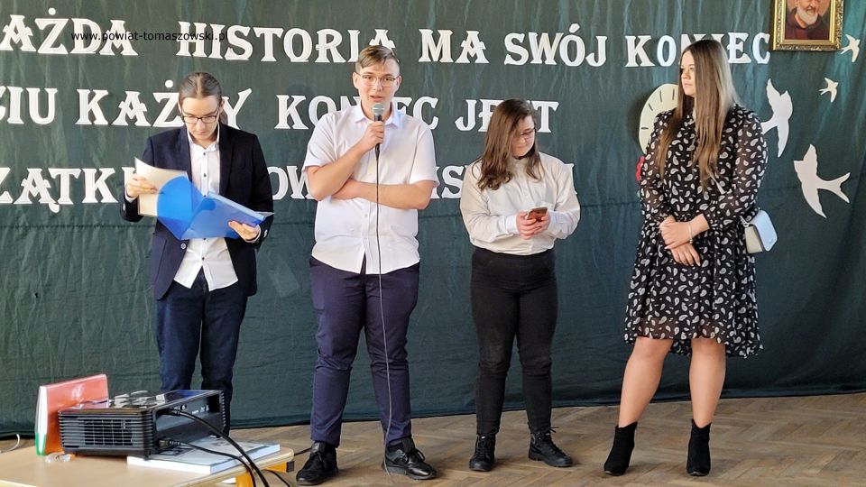 Zakończenie roku szkolnego 2021/2022 w Katolickim Liceum Ogólnokształcącym W piątek, 29 kwietnia 2022 roku, w całej Polsce uczniowie klas maturalnych szkół ponadpodstawowych zakończyli edukację. Przed nimi za kilka dni już tylko egzamin dojrzałości. Tego dnia we wszystkich tomaszowskich szkołach ponadpodstawowych odbywały się uroczystości, podczas których wręczone zostały nagrody dla najlepszych uczniów, którzy wyróżnili się wysokimi wynikami w nauce i dla wszystkich maturzystów świadectwa ukończenia szkoły. W Katolickim Liceum Ogólnokształcącym w Tomaszowie Mazowieckim w zakończeniu roku szkolnego 2021/2022 udział wziął Mariusz Węgrzynowski – Starosta Powiatu Tomaszowskiego, Włodzimierz Justyna – radny Rady Powiatu Tomaszowskiego, Marek Sarwa – Wicedyrektor KOWR w Łodzi. Wręczone zostały świadectwa. Uczniowie młodszych klas przygotowali program artystyczny. Uroczystość uświetnił także występ Stowarzyszenia Nadzieja, w składzie: Zuzanna Ignasiak, Weronika Bąk i Konrad Ignasiak. „Państwo Dyrektorzy, szanowne grono pedagogiczne, drodzy przyjaciele Szkół Katolickich, wszyscy, którzy są obecni, szanowni rodzice, przede wszystkim Wy, drodzy abiturienci. Pojawiła się radość w moim sercu słysząc wszystko to, co dzisiaj zostało przygotowane w ramach tej uroczystości, jak i też w ramach podsumowania Waszej trzyletniej nauki w Katolickim Liceum Ogólnokształcącym. Wychodząc z tej szkoły powinniście być wyjątkowymi ambasadorami tego wszystkiego, co wiąże się z katolicyzmem, czyli jest to system wartości - przede wszystkim pan Bóg, rodzina, ojczyzna, to wszystko było Waszym udziałem, to jest ta wartość dodana w ramach tej szkoły, w ramach tego kształcenia, która powinna się pojawić w Waszym życiu. To dekalog powinien być na pierwszym miejscu. 10 przykazań Bożych, które powinno iść z Wami przed Wami i powodować to, że będziecie wspaniałymi ludźmi, dobrymi ludźmi, tymi, którzy będą służyć też innym. Przychodziliście do tej szkoły, niektórzy sześć lat temu. Pamiętamy się jeszcze z pierwszej klasy. Są absolwenci Katolickiego Gimnazjum, kiedy patrzyliście tak nieśmiało w taką nutką niepewności, jak to będzie wyglądało, jak tutaj ta nauka będzie się odbywała? Czy spotkacie kolegów, koleżanki, takich, którzy będą Wam serdeczni, będą życzliwi z pełną wzajemnością do tych wszystkich działań, które będziecie podejmować. Takich kolegów i koleżanki spotkaliście. Spotkaliście wspaniałych nauczycieli. Te łzy wzruszenia, niewymuszone, które się pojawiły tutaj u pani dyrektor Sylwii Leszczuk i u pań, które emocjonalnie, z pełnym zaangażowaniem, z czystym sercem, które chciało, żebyście mogli naprawdę być szczęśliwi i zadowoleni, że jesteście tutaj. To wyznanie Marty jest czymś wyjątkowym. W pełni zaufała szkole, ale zaufała właśnie nauczycielom,  zaufała swoim koleżankom i kolegom. Dzisiaj wychodzicie z tej szkoły uformowani, dorośli ludzie, którzy już wiecie czego chcecie. Chcecie być dobrymi ludźmi, chcecie dawać tą miłość, którą tutaj sobie wypracowaliście, tą miłość, którą chce dzielić w swoim dorosłym życiu. To jest ta wyjątkowość tej szkoły, to jest coś wzruszającego, co nie przeżywamy na co dzień. Za to bardzo serdecznie jeszcze raz dziękuję dyrekcji, dziękuję nauczycielom, dziękuję przyjaciołom również Szkół Katolickich, którzy się angażują  w różnego rodzaju sprawy, które są związane z taką teraźniejszością, z tą działalnością, która jest poza murami szkoły, a też jest bardzo istotne i bardzo ważne, wspaniały występ Stowarzyszenia Nadzieja. Proszę Państwa, dwa dni temu, trzy dni temu, byliśmy świadkami występu tych młodych ludzi w Teatrze Wielkim w Łodzi przy obecności Wicepremiera Piotra Glińskiego, przy obecności Wicemarszałka Zbigniewa Ziemby, ale przy obecności. kilkuset ważnych ludzi. Zostali dostrzeżeni, nagrodzeni. Są ambasadorami Ziemi Tomaszowskiej. Dziękuję Wam bardzo, że chcieliście tutaj uświetnić swoim występem tą dzisiejszą uroczystość. W tych latach było patriotycznie, było sportowo, ale też ten duch człowieka, to odniesienie się do pana Boga było widoczne w codziennej działalności, w codziennym życiu. Wyjątkowi patroni szkoły. Niepokalane Serce Najświętszej Maryi Panny Królowej Korony Polskiej i Święty Ojciec Pio, którzy czuwają nad całą społecznością tych szkół pomimo, że warunki nie są tutaj wyjątkowo dobre, ale jednak atmosfera, która się wytworzyła w ramach tych szkół jest czymś wyjątkowym, czymś niepowtarzalnym. Te Wasze relacje pomiędzy sobą, one będą trwały przez całe życie i być może te więzi będą nawet ważniejsze niż inne, które  wypracujecie w dorosłym życiu to pozostanie, ale powtarzam raz jeszcze najważniejsze, żeby tą wartością dodaną, związaną z nauką w tej szkole było to, że będziecie dobrymi, prawymi ludźmi, nie tylko dla siebie, ale dla innych również, których spotkacie na swojej drodze i będziecie solą tej ziemi, Tomaszowskiej Ziemi. Będziecie dawać taki przykład, który spowoduje, że będziecie rozpoznawani jako abiturienci, absolwenci Szkół Katolickich. To powinno być Wasze główne zadanie, żeby w dorosłym życiu, mierząc się z różnymi trudnościami, zachować dalej to, co jest najważniejsze. O to Was bardzo serdecznie proszę. To będzie taki prawdziwy egzamin z tego wszystkiego, czego się tutaj nauczyliście. To będzie wspaniała satysfakcja dla nauczycieli i dla dyrekcji i dla członków Katolickiego Stowarzyszenia Oświatowego imieniem Świętego Ojca Pio, którzy działają po to, żeby wzmacniać tego ducha, żeby tych ludzi uczciwych i prawych było jak najwięcej w Tomaszowie, w powiecie, w całym kraju. Moi drodzy, bardzo serdecznie dziękuję wszystkim za te działania. Rzeczywiście to wzruszenie, które się pojawiło było wynikiem relacji wytworzonych przez te trzy czy też sześć lat, bo niektórzy troszeczkę dłużej spędzili niż te trzy lata w Katolickim Liceum Ogólnokształcącym. To jest coś wspaniałego, coś wyjątkowego. Gratuluję wszystkim, że ukończyliście tą szkołę, niektórzy z wyróżnieniem. To jest też wyjątkowa sytuacja. Średnia klasy wspaniała i mam taką nadzieję, przekonanie, że zdacie maturę, że będziecie mogli realizować swoje plany i cele, zamierzenia życiowe, które gdzieś tam są w Was, nieśmiało, ale są. Udało się zrealizować wiele tych celi, teraz kolejny etap, nie bójcie się, podejdźcie do tego z głęboką wiarą, że możecie iść dalej, dalej jeszcze dalej, co da Wam taką pewność siebie i otworzy nowe możliwości rozwoju osobowego, zawodowego. A w przyszłości również z tego wszystkiego, co wiąże się z życiem rodzinnym.  Moi drodzy, bardzo się cieszę, że jestem tutaj obecny dziś na tej uroczystości. Cieszę się razem z Wami mogę przeżywać ten moment ukończenia Katolickiego Liceum Ogólnokształcącego. I jeszcze raz Wam gratuluję wszystkim nauczycielom. Dziękuję członkom Katolickiego Stowarzyszenia Oświatowego imienia Świętego Ojca Pio, jak i również sympatykom Stowarzyszenia Szkół. Dziękuję za wszelką pomoc, która płynie każdego dnia. Jak sami Państwo widzicie, warto działać na rzecz tego, żeby takie Szkoły Katolickie na terenie naszego powiatu istniały. Życzę Wam wszystkiego dobrego. Szczęść Boże.” – powiedział Mariusz Węgrzynowski – Starosta Powiatu Tomaszowskiego. 