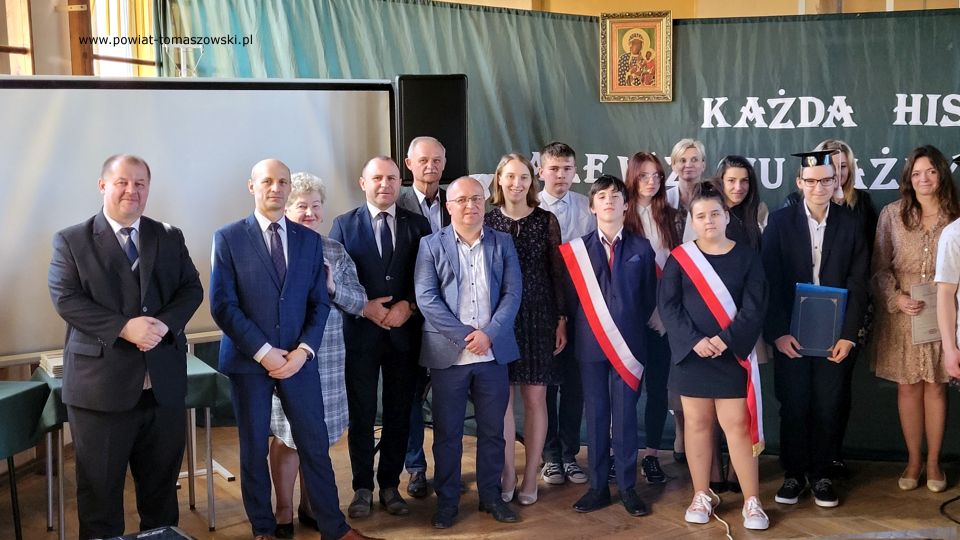 Zakończenie roku szkolnego 2021/2022 w Katolickim Liceum Ogólnokształcącym W piątek, 29 kwietnia 2022 roku, w całej Polsce uczniowie klas maturalnych szkół ponadpodstawowych zakończyli edukację. Przed nimi za kilka dni już tylko egzamin dojrzałości. Tego dnia we wszystkich tomaszowskich szkołach ponadpodstawowych odbywały się uroczystości, podczas których wręczone zostały nagrody dla najlepszych uczniów, którzy wyróżnili się wysokimi wynikami w nauce i dla wszystkich maturzystów świadectwa ukończenia szkoły. W Katolickim Liceum Ogólnokształcącym w Tomaszowie Mazowieckim w zakończeniu roku szkolnego 2021/2022 udział wziął Mariusz Węgrzynowski – Starosta Powiatu Tomaszowskiego, Włodzimierz Justyna – radny Rady Powiatu Tomaszowskiego, Marek Sarwa – Wicedyrektor KOWR w Łodzi. Wręczone zostały świadectwa. Uczniowie młodszych klas przygotowali program artystyczny. Uroczystość uświetnił także występ Stowarzyszenia Nadzieja, w składzie: Zuzanna Ignasiak, Weronika Bąk i Konrad Ignasiak. „Państwo Dyrektorzy, szanowne grono pedagogiczne, drodzy przyjaciele Szkół Katolickich, wszyscy, którzy są obecni, szanowni rodzice, przede wszystkim Wy, drodzy abiturienci. Pojawiła się radość w moim sercu słysząc wszystko to, co dzisiaj zostało przygotowane w ramach tej uroczystości, jak i też w ramach podsumowania Waszej trzyletniej nauki w Katolickim Liceum Ogólnokształcącym. Wychodząc z tej szkoły powinniście być wyjątkowymi ambasadorami tego wszystkiego, co wiąże się z katolicyzmem, czyli jest to system wartości - przede wszystkim pan Bóg, rodzina, ojczyzna, to wszystko było Waszym udziałem, to jest ta wartość dodana w ramach tej szkoły, w ramach tego kształcenia, która powinna się pojawić w Waszym życiu. To dekalog powinien być na pierwszym miejscu. 10 przykazań Bożych, które powinno iść z Wami przed Wami i powodować to, że będziecie wspaniałymi ludźmi, dobrymi ludźmi, tymi, którzy będą służyć też innym. Przychodziliście do tej szkoły, niektórzy sześć lat temu. Pamiętamy się jeszcze z pierwszej klasy. Są absolwenci Katolickiego Gimnazjum, kiedy patrzyliście tak nieśmiało w taką nutką niepewności, jak to będzie wyglądało, jak tutaj ta nauka będzie się odbywała? Czy spotkacie kolegów, koleżanki, takich, którzy będą Wam serdeczni, będą życzliwi z pełną wzajemnością do tych wszystkich działań, które będziecie podejmować. Takich kolegów i koleżanki spotkaliście. Spotkaliście wspaniałych nauczycieli. Te łzy wzruszenia, niewymuszone, które się pojawiły tutaj u pani dyrektor Sylwii Leszczuk i u pań, które emocjonalnie, z pełnym zaangażowaniem, z czystym sercem, które chciało, żebyście mogli naprawdę być szczęśliwi i zadowoleni, że jesteście tutaj. To wyznanie Marty jest czymś wyjątkowym. W pełni zaufała szkole, ale zaufała właśnie nauczycielom,  zaufała swoim koleżankom i kolegom. Dzisiaj wychodzicie z tej szkoły uformowani, dorośli ludzie, którzy już wiecie czego chcecie. Chcecie być dobrymi ludźmi, chcecie dawać tą miłość, którą tutaj sobie wypracowaliście, tą miłość, którą chce dzielić w swoim dorosłym życiu. To jest ta wyjątkowość tej szkoły, to jest coś wzruszającego, co nie przeżywamy na co dzień. Za to bardzo serdecznie jeszcze raz dziękuję dyrekcji, dziękuję nauczycielom, dziękuję przyjaciołom również Szkół Katolickich, którzy się angażują  w różnego rodzaju sprawy, które są związane z taką teraźniejszością, z tą działalnością, która jest poza murami szkoły, a też jest bardzo istotne i bardzo ważne, wspaniały występ Stowarzyszenia Nadzieja. Proszę Państwa, dwa dni temu, trzy dni temu, byliśmy świadkami występu tych młodych ludzi w Teatrze Wielkim w Łodzi przy obecności Wicepremiera Piotra Glińskiego, przy obecności Wicemarszałka Zbigniewa Ziemby, ale przy obecności. kilkuset ważnych ludzi. Zostali dostrzeżeni, nagrodzeni. Są ambasadorami Ziemi Tomaszowskiej. Dziękuję Wam bardzo, że chcieliście tutaj uświetnić swoim występem tą dzisiejszą uroczystość. W tych latach było patriotycznie, było sportowo, ale też ten duch człowieka, to odniesienie się do pana Boga było widoczne w codziennej działalności, w codziennym życiu. Wyjątkowi patroni szkoły. Niepokalane Serce Najświętszej Maryi Panny Królowej Korony Polskiej i Święty Ojciec Pio, którzy czuwają nad całą społecznością tych szkół pomimo, że warunki nie są tutaj wyjątkowo dobre, ale jednak atmosfera, która się wytworzyła w ramach tych szkół jest czymś wyjątkowym, czymś niepowtarzalnym. Te Wasze relacje pomiędzy sobą, one będą trwały przez całe życie i być może te więzi będą nawet ważniejsze niż inne, które  wypracujecie w dorosłym życiu to pozostanie, ale powtarzam raz jeszcze najważniejsze, żeby tą wartością dodaną, związaną z nauką w tej szkole było to, że będziecie dobrymi, prawymi ludźmi, nie tylko dla siebie, ale dla innych również, których spotkacie na swojej drodze i będziecie solą tej ziemi, Tomaszowskiej Ziemi. Będziecie dawać taki przykład, który spowoduje, że będziecie rozpoznawani jako abiturienci, absolwenci Szkół Katolickich. To powinno być Wasze główne zadanie, żeby w dorosłym życiu, mierząc się z różnymi trudnościami, zachować dalej to, co jest najważniejsze. O to Was bardzo serdecznie proszę. To będzie taki prawdziwy egzamin z tego wszystkiego, czego się tutaj nauczyliście. To będzie wspaniała satysfakcja dla nauczycieli i dla dyrekcji i dla członków Katolickiego Stowarzyszenia Oświatowego imieniem Świętego Ojca Pio, którzy działają po to, żeby wzmacniać tego ducha, żeby tych ludzi uczciwych i prawych było jak najwięcej w Tomaszowie, w powiecie, w całym kraju. Moi drodzy, bardzo serdecznie dziękuję wszystkim za te działania. Rzeczywiście to wzruszenie, które się pojawiło było wynikiem relacji wytworzonych przez te trzy czy też sześć lat, bo niektórzy troszeczkę dłużej spędzili niż te trzy lata w Katolickim Liceum Ogólnokształcącym. To jest coś wspaniałego, coś wyjątkowego. Gratuluję wszystkim, że ukończyliście tą szkołę, niektórzy z wyróżnieniem. To jest też wyjątkowa sytuacja. Średnia klasy wspaniała i mam taką nadzieję, przekonanie, że zdacie maturę, że będziecie mogli realizować swoje plany i cele, zamierzenia życiowe, które gdzieś tam są w Was, nieśmiało, ale są. Udało się zrealizować wiele tych celi, teraz kolejny etap, nie bójcie się, podejdźcie do tego z głęboką wiarą, że możecie iść dalej, dalej jeszcze dalej, co da Wam taką pewność siebie i otworzy nowe możliwości rozwoju osobowego, zawodowego. A w przyszłości również z tego wszystkiego, co wiąże się z życiem rodzinnym.  Moi drodzy, bardzo się cieszę, że jestem tutaj obecny dziś na tej uroczystości. Cieszę się razem z Wami mogę przeżywać ten moment ukończenia Katolickiego Liceum Ogólnokształcącego. I jeszcze raz Wam gratuluję wszystkim nauczycielom. Dziękuję członkom Katolickiego Stowarzyszenia Oświatowego imienia Świętego Ojca Pio, jak i również sympatykom Stowarzyszenia Szkół. Dziękuję za wszelką pomoc, która płynie każdego dnia. Jak sami Państwo widzicie, warto działać na rzecz tego, żeby takie Szkoły Katolickie na terenie naszego powiatu istniały. Życzę Wam wszystkiego dobrego. Szczęść Boże.” – powiedział Mariusz Węgrzynowski – Starosta Powiatu Tomaszowskiego. 
