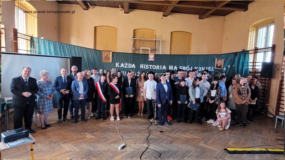 Na zdjęciu: uczestnicy uroczystego zakończenia roku szkolnego 2021/2022 maturzystów w Katolickim Liceum Ogólnokształcącym w Tomaszowie Mazowieckim, które odbyło się w piątek, 29 kwietnia 2022 roku
