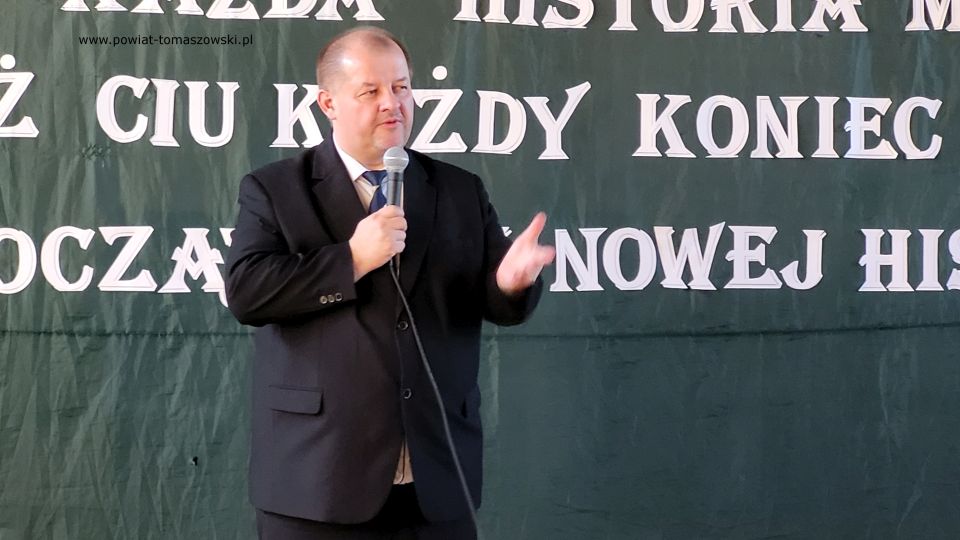 Zakończenie roku szkolnego 2021/2022 w Katolickim Liceum Ogólnokształcącym W piątek, 29 kwietnia 2022 roku, w całej Polsce uczniowie klas maturalnych szkół ponadpodstawowych zakończyli edukację. Przed nimi za kilka dni już tylko egzamin dojrzałości. Tego dnia we wszystkich tomaszowskich szkołach ponadpodstawowych odbywały się uroczystości, podczas których wręczone zostały nagrody dla najlepszych uczniów, którzy wyróżnili się wysokimi wynikami w nauce i dla wszystkich maturzystów świadectwa ukończenia szkoły. W Katolickim Liceum Ogólnokształcącym w Tomaszowie Mazowieckim w zakończeniu roku szkolnego 2021/2022 udział wziął Mariusz Węgrzynowski – Starosta Powiatu Tomaszowskiego, Włodzimierz Justyna – radny Rady Powiatu Tomaszowskiego, Marek Sarwa – Wicedyrektor KOWR w Łodzi. Wręczone zostały świadectwa. Uczniowie młodszych klas przygotowali program artystyczny. Uroczystość uświetnił także występ Stowarzyszenia Nadzieja, w składzie: Zuzanna Ignasiak, Weronika Bąk i Konrad Ignasiak. „Państwo Dyrektorzy, szanowne grono pedagogiczne, drodzy przyjaciele Szkół Katolickich, wszyscy, którzy są obecni, szanowni rodzice, przede wszystkim Wy, drodzy abiturienci. Pojawiła się radość w moim sercu słysząc wszystko to, co dzisiaj zostało przygotowane w ramach tej uroczystości, jak i też w ramach podsumowania Waszej trzyletniej nauki w Katolickim Liceum Ogólnokształcącym. Wychodząc z tej szkoły powinniście być wyjątkowymi ambasadorami tego wszystkiego, co wiąże się z katolicyzmem, czyli jest to system wartości - przede wszystkim pan Bóg, rodzina, ojczyzna, to wszystko było Waszym udziałem, to jest ta wartość dodana w ramach tej szkoły, w ramach tego kształcenia, która powinna się pojawić w Waszym życiu. To dekalog powinien być na pierwszym miejscu. 10 przykazań Bożych, które powinno iść z Wami przed Wami i powodować to, że będziecie wspaniałymi ludźmi, dobrymi ludźmi, tymi, którzy będą służyć też innym. Przychodziliście do tej szkoły, niektórzy sześć lat temu. Pamiętamy się jeszcze z pierwszej klasy. Są absolwenci Katolickiego Gimnazjum, kiedy patrzyliście tak nieśmiało w taką nutką niepewności, jak to będzie wyglądało, jak tutaj ta nauka będzie się odbywała? Czy spotkacie kolegów, koleżanki, takich, którzy będą Wam serdeczni, będą życzliwi z pełną wzajemnością do tych wszystkich działań, które będziecie podejmować. Takich kolegów i koleżanki spotkaliście. Spotkaliście wspaniałych nauczycieli. Te łzy wzruszenia, niewymuszone, które się pojawiły tutaj u pani dyrektor Sylwii Leszczuk i u pań, które emocjonalnie, z pełnym zaangażowaniem, z czystym sercem, które chciało, żebyście mogli naprawdę być szczęśliwi i zadowoleni, że jesteście tutaj. To wyznanie Marty jest czymś wyjątkowym. W pełni zaufała szkole, ale zaufała właśnie nauczycielom,  zaufała swoim koleżankom i kolegom. Dzisiaj wychodzicie z tej szkoły uformowani, dorośli ludzie, którzy już wiecie czego chcecie. Chcecie być dobrymi ludźmi, chcecie dawać tą miłość, którą tutaj sobie wypracowaliście, tą miłość, którą chce dzielić w swoim dorosłym życiu. To jest ta wyjątkowość tej szkoły, to jest coś wzruszającego, co nie przeżywamy na co dzień. Za to bardzo serdecznie jeszcze raz dziękuję dyrekcji, dziękuję nauczycielom, dziękuję przyjaciołom również Szkół Katolickich, którzy się angażują  w różnego rodzaju sprawy, które są związane z taką teraźniejszością, z tą działalnością, która jest poza murami szkoły, a też jest bardzo istotne i bardzo ważne, wspaniały występ Stowarzyszenia Nadzieja. Proszę Państwa, dwa dni temu, trzy dni temu, byliśmy świadkami występu tych młodych ludzi w Teatrze Wielkim w Łodzi przy obecności Wicepremiera Piotra Glińskiego, przy obecności Wicemarszałka Zbigniewa Ziemby, ale przy obecności. kilkuset ważnych ludzi. Zostali dostrzeżeni, nagrodzeni. Są ambasadorami Ziemi Tomaszowskiej. Dziękuję Wam bardzo, że chcieliście tutaj uświetnić swoim występem tą dzisiejszą uroczystość. W tych latach było patriotycznie, było sportowo, ale też ten duch człowieka, to odniesienie się do pana Boga było widoczne w codziennej działalności, w codziennym życiu. Wyjątkowi patroni szkoły. Niepokalane Serce Najświętszej Maryi Panny Królowej Korony Polskiej i Święty Ojciec Pio, którzy czuwają nad całą społecznością tych szkół pomimo, że warunki nie są tutaj wyjątkowo dobre, ale jednak atmosfera, która się wytworzyła w ramach tych szkół jest czymś wyjątkowym, czymś niepowtarzalnym. Te Wasze relacje pomiędzy sobą, one będą trwały przez całe życie i być może te więzi będą nawet ważniejsze niż inne, które  wypracujecie w dorosłym życiu to pozostanie, ale powtarzam raz jeszcze najważniejsze, żeby tą wartością dodaną, związaną z nauką w tej szkole było to, że będziecie dobrymi, prawymi ludźmi, nie tylko dla siebie, ale dla innych również, których spotkacie na swojej drodze i będziecie solą tej ziemi, Tomaszowskiej Ziemi. Będziecie dawać taki przykład, który spowoduje, że będziecie rozpoznawani jako abiturienci, absolwenci Szkół Katolickich. To powinno być Wasze główne zadanie, żeby w dorosłym życiu, mierząc się z różnymi trudnościami, zachować dalej to, co jest najważniejsze. O to Was bardzo serdecznie proszę. To będzie taki prawdziwy egzamin z tego wszystkiego, czego się tutaj nauczyliście. To będzie wspaniała satysfakcja dla nauczycieli i dla dyrekcji i dla członków Katolickiego Stowarzyszenia Oświatowego imieniem Świętego Ojca Pio, którzy działają po to, żeby wzmacniać tego ducha, żeby tych ludzi uczciwych i prawych było jak najwięcej w Tomaszowie, w powiecie, w całym kraju. Moi drodzy, bardzo serdecznie dziękuję wszystkim za te działania. Rzeczywiście to wzruszenie, które się pojawiło było wynikiem relacji wytworzonych przez te trzy czy też sześć lat, bo niektórzy troszeczkę dłużej spędzili niż te trzy lata w Katolickim Liceum Ogólnokształcącym. To jest coś wspaniałego, coś wyjątkowego. Gratuluję wszystkim, że ukończyliście tą szkołę, niektórzy z wyróżnieniem. To jest też wyjątkowa sytuacja. Średnia klasy wspaniała i mam taką nadzieję, przekonanie, że zdacie maturę, że będziecie mogli realizować swoje plany i cele, zamierzenia życiowe, które gdzieś tam są w Was, nieśmiało, ale są. Udało się zrealizować wiele tych celi, teraz kolejny etap, nie bójcie się, podejdźcie do tego z głęboką wiarą, że możecie iść dalej, dalej jeszcze dalej, co da Wam taką pewność siebie i otworzy nowe możliwości rozwoju osobowego, zawodowego. A w przyszłości również z tego wszystkiego, co wiąże się z życiem rodzinnym.  Moi drodzy, bardzo się cieszę, że jestem tutaj obecny dziś na tej uroczystości. Cieszę się razem z Wami mogę przeżywać ten moment ukończenia Katolickiego Liceum Ogólnokształcącego. I jeszcze raz Wam gratuluję wszystkim nauczycielom. Dziękuję członkom Katolickiego Stowarzyszenia Oświatowego imienia Świętego Ojca Pio, jak i również sympatykom Stowarzyszenia Szkół. Dziękuję za wszelką pomoc, która płynie każdego dnia. Jak sami Państwo widzicie, warto działać na rzecz tego, żeby takie Szkoły Katolickie na terenie naszego powiatu istniały. Życzę Wam wszystkiego dobrego. Szczęść Boże.” – powiedział Mariusz Węgrzynowski – Starosta Powiatu Tomaszowskiego. 