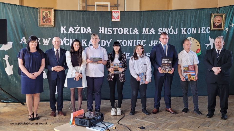 Zakończenie roku szkolnego 2021/2022 w Katolickim Liceum Ogólnokształcącym W piątek, 29 kwietnia 2022 roku, w całej Polsce uczniowie klas maturalnych szkół ponadpodstawowych zakończyli edukację. Przed nimi za kilka dni już tylko egzamin dojrzałości. Tego dnia we wszystkich tomaszowskich szkołach ponadpodstawowych odbywały się uroczystości, podczas których wręczone zostały nagrody dla najlepszych uczniów, którzy wyróżnili się wysokimi wynikami w nauce i dla wszystkich maturzystów świadectwa ukończenia szkoły. W Katolickim Liceum Ogólnokształcącym w Tomaszowie Mazowieckim w zakończeniu roku szkolnego 2021/2022 udział wziął Mariusz Węgrzynowski – Starosta Powiatu Tomaszowskiego, Włodzimierz Justyna – radny Rady Powiatu Tomaszowskiego, Marek Sarwa – Wicedyrektor KOWR w Łodzi. Wręczone zostały świadectwa. Uczniowie młodszych klas przygotowali program artystyczny. Uroczystość uświetnił także występ Stowarzyszenia Nadzieja, w składzie: Zuzanna Ignasiak, Weronika Bąk i Konrad Ignasiak. „Państwo Dyrektorzy, szanowne grono pedagogiczne, drodzy przyjaciele Szkół Katolickich, wszyscy, którzy są obecni, szanowni rodzice, przede wszystkim Wy, drodzy abiturienci. Pojawiła się radość w moim sercu słysząc wszystko to, co dzisiaj zostało przygotowane w ramach tej uroczystości, jak i też w ramach podsumowania Waszej trzyletniej nauki w Katolickim Liceum Ogólnokształcącym. Wychodząc z tej szkoły powinniście być wyjątkowymi ambasadorami tego wszystkiego, co wiąże się z katolicyzmem, czyli jest to system wartości - przede wszystkim pan Bóg, rodzina, ojczyzna, to wszystko było Waszym udziałem, to jest ta wartość dodana w ramach tej szkoły, w ramach tego kształcenia, która powinna się pojawić w Waszym życiu. To dekalog powinien być na pierwszym miejscu. 10 przykazań Bożych, które powinno iść z Wami przed Wami i powodować to, że będziecie wspaniałymi ludźmi, dobrymi ludźmi, tymi, którzy będą służyć też innym. Przychodziliście do tej szkoły, niektórzy sześć lat temu. Pamiętamy się jeszcze z pierwszej klasy. Są absolwenci Katolickiego Gimnazjum, kiedy patrzyliście tak nieśmiało w taką nutką niepewności, jak to będzie wyglądało, jak tutaj ta nauka będzie się odbywała? Czy spotkacie kolegów, koleżanki, takich, którzy będą Wam serdeczni, będą życzliwi z pełną wzajemnością do tych wszystkich działań, które będziecie podejmować. Takich kolegów i koleżanki spotkaliście. Spotkaliście wspaniałych nauczycieli. Te łzy wzruszenia, niewymuszone, które się pojawiły tutaj u pani dyrektor Sylwii Leszczuk i u pań, które emocjonalnie, z pełnym zaangażowaniem, z czystym sercem, które chciało, żebyście mogli naprawdę być szczęśliwi i zadowoleni, że jesteście tutaj. To wyznanie Marty jest czymś wyjątkowym. W pełni zaufała szkole, ale zaufała właśnie nauczycielom,  zaufała swoim koleżankom i kolegom. Dzisiaj wychodzicie z tej szkoły uformowani, dorośli ludzie, którzy już wiecie czego chcecie. Chcecie być dobrymi ludźmi, chcecie dawać tą miłość, którą tutaj sobie wypracowaliście, tą miłość, którą chce dzielić w swoim dorosłym życiu. To jest ta wyjątkowość tej szkoły, to jest coś wzruszającego, co nie przeżywamy na co dzień. Za to bardzo serdecznie jeszcze raz dziękuję dyrekcji, dziękuję nauczycielom, dziękuję przyjaciołom również Szkół Katolickich, którzy się angażują  w różnego rodzaju sprawy, które są związane z taką teraźniejszością, z tą działalnością, która jest poza murami szkoły, a też jest bardzo istotne i bardzo ważne, wspaniały występ Stowarzyszenia Nadzieja. Proszę Państwa, dwa dni temu, trzy dni temu, byliśmy świadkami występu tych młodych ludzi w Teatrze Wielkim w Łodzi przy obecności Wicepremiera Piotra Glińskiego, przy obecności Wicemarszałka Zbigniewa Ziemby, ale przy obecności. kilkuset ważnych ludzi. Zostali dostrzeżeni, nagrodzeni. Są ambasadorami Ziemi Tomaszowskiej. Dziękuję Wam bardzo, że chcieliście tutaj uświetnić swoim występem tą dzisiejszą uroczystość. W tych latach było patriotycznie, było sportowo, ale też ten duch człowieka, to odniesienie się do pana Boga było widoczne w codziennej działalności, w codziennym życiu. Wyjątkowi patroni szkoły. Niepokalane Serce Najświętszej Maryi Panny Królowej Korony Polskiej i Święty Ojciec Pio, którzy czuwają nad całą społecznością tych szkół pomimo, że warunki nie są tutaj wyjątkowo dobre, ale jednak atmosfera, która się wytworzyła w ramach tych szkół jest czymś wyjątkowym, czymś niepowtarzalnym. Te Wasze relacje pomiędzy sobą, one będą trwały przez całe życie i być może te więzi będą nawet ważniejsze niż inne, które  wypracujecie w dorosłym życiu to pozostanie, ale powtarzam raz jeszcze najważniejsze, żeby tą wartością dodaną, związaną z nauką w tej szkole było to, że będziecie dobrymi, prawymi ludźmi, nie tylko dla siebie, ale dla innych również, których spotkacie na swojej drodze i będziecie solą tej ziemi, Tomaszowskiej Ziemi. Będziecie dawać taki przykład, który spowoduje, że będziecie rozpoznawani jako abiturienci, absolwenci Szkół Katolickich. To powinno być Wasze główne zadanie, żeby w dorosłym życiu, mierząc się z różnymi trudnościami, zachować dalej to, co jest najważniejsze. O to Was bardzo serdecznie proszę. To będzie taki prawdziwy egzamin z tego wszystkiego, czego się tutaj nauczyliście. To będzie wspaniała satysfakcja dla nauczycieli i dla dyrekcji i dla członków Katolickiego Stowarzyszenia Oświatowego imieniem Świętego Ojca Pio, którzy działają po to, żeby wzmacniać tego ducha, żeby tych ludzi uczciwych i prawych było jak najwięcej w Tomaszowie, w powiecie, w całym kraju. Moi drodzy, bardzo serdecznie dziękuję wszystkim za te działania. Rzeczywiście to wzruszenie, które się pojawiło było wynikiem relacji wytworzonych przez te trzy czy też sześć lat, bo niektórzy troszeczkę dłużej spędzili niż te trzy lata w Katolickim Liceum Ogólnokształcącym. To jest coś wspaniałego, coś wyjątkowego. Gratuluję wszystkim, że ukończyliście tą szkołę, niektórzy z wyróżnieniem. To jest też wyjątkowa sytuacja. Średnia klasy wspaniała i mam taką nadzieję, przekonanie, że zdacie maturę, że będziecie mogli realizować swoje plany i cele, zamierzenia życiowe, które gdzieś tam są w Was, nieśmiało, ale są. Udało się zrealizować wiele tych celi, teraz kolejny etap, nie bójcie się, podejdźcie do tego z głęboką wiarą, że możecie iść dalej, dalej jeszcze dalej, co da Wam taką pewność siebie i otworzy nowe możliwości rozwoju osobowego, zawodowego. A w przyszłości również z tego wszystkiego, co wiąże się z życiem rodzinnym.  Moi drodzy, bardzo się cieszę, że jestem tutaj obecny dziś na tej uroczystości. Cieszę się razem z Wami mogę przeżywać ten moment ukończenia Katolickiego Liceum Ogólnokształcącego. I jeszcze raz Wam gratuluję wszystkim nauczycielom. Dziękuję członkom Katolickiego Stowarzyszenia Oświatowego imienia Świętego Ojca Pio, jak i również sympatykom Stowarzyszenia Szkół. Dziękuję za wszelką pomoc, która płynie każdego dnia. Jak sami Państwo widzicie, warto działać na rzecz tego, żeby takie Szkoły Katolickie na terenie naszego powiatu istniały. Życzę Wam wszystkiego dobrego. Szczęść Boże.” – powiedział Mariusz Węgrzynowski – Starosta Powiatu Tomaszowskiego. 