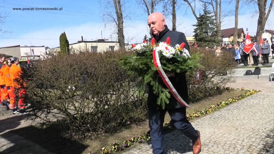Na zdjęciu: uczestnicy uroczystości poświęconej 82. rocznicy Zbrodni Katyńskiej, która odbyła się w środę, 13 kwietnia 2022 roku, w Tomaszowie Mazowieckim