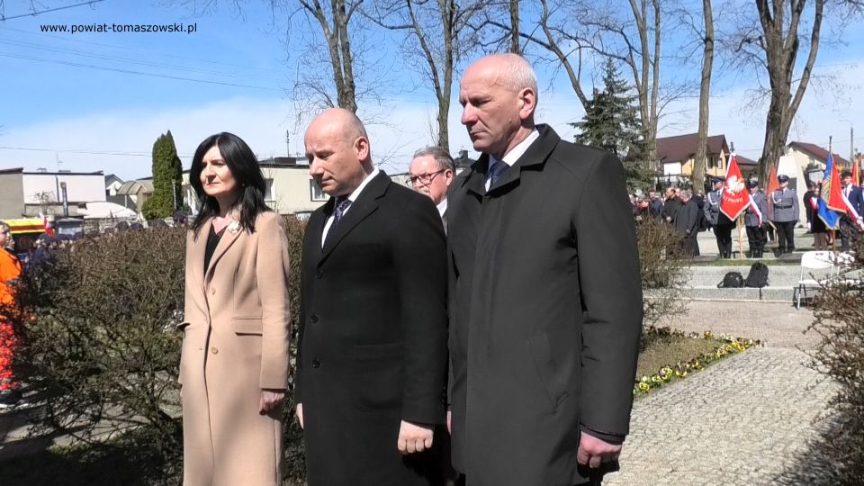 Na zdjęciu: uczestnicy uroczystości poświęconej 82. rocznicy Zbrodni Katyńskiej, która odbyła się w środę, 13 kwietnia 2022 roku, w Tomaszowie Mazowieckim