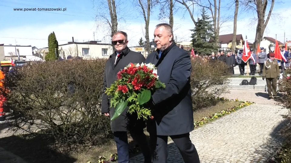 Na zdjęciu: uczestnicy uroczystości poświęconej 82. rocznicy Zbrodni Katyńskiej, która odbyła się w środę, 13 kwietnia 2022 roku, w Tomaszowie Mazowieckim