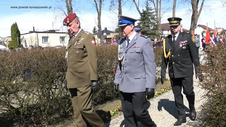 Na zdjęciu: uczestnicy uroczystości poświęconej 82. rocznicy Zbrodni Katyńskiej, która odbyła się w środę, 13 kwietnia 2022 roku, w Tomaszowie Mazowieckim