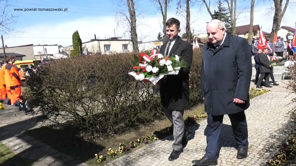 Na zdjęciu: uczestnicy uroczystości poświęconej 82. rocznicy Zbrodni Katyńskiej, która odbyła się w środę, 13 kwietnia 2022 roku, w Tomaszowie Mazowieckim