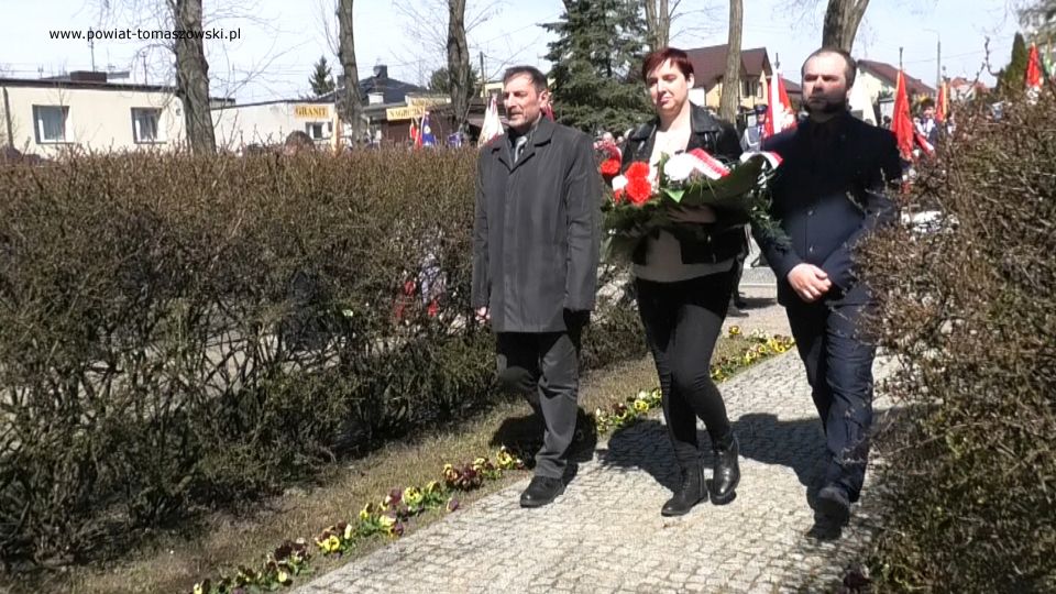 Na zdjęciu: uczestnicy uroczystości poświęconej 82. rocznicy Zbrodni Katyńskiej, która odbyła się w środę, 13 kwietnia 2022 roku, w Tomaszowie Mazowieckim