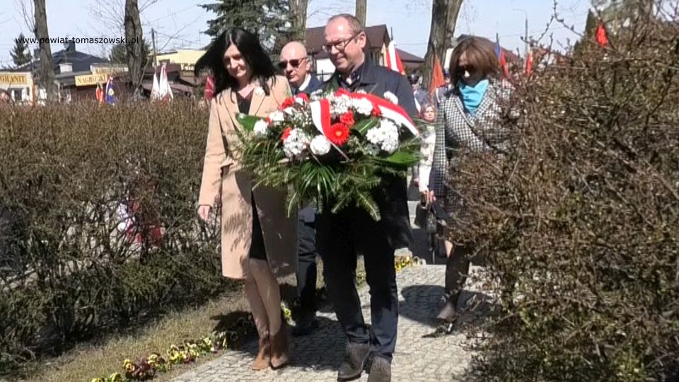 Na zdjęciu: uczestnicy uroczystości poświęconej 82. rocznicy Zbrodni Katyńskiej, która odbyła się w środę, 13 kwietnia 2022 roku, w Tomaszowie Mazowieckim