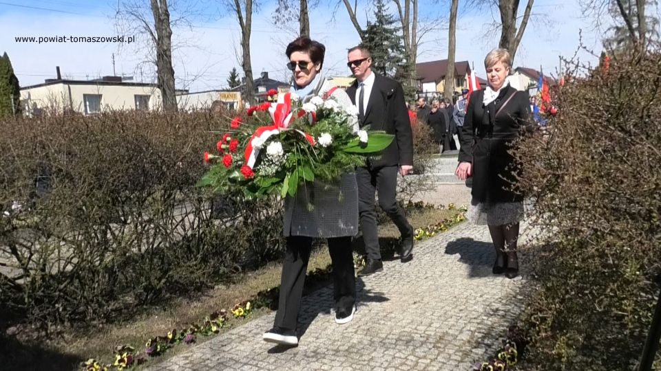 Na zdjęciu: uczestnicy uroczystości poświęconej 82. rocznicy Zbrodni Katyńskiej, która odbyła się w środę, 13 kwietnia 2022 roku, w Tomaszowie Mazowieckim