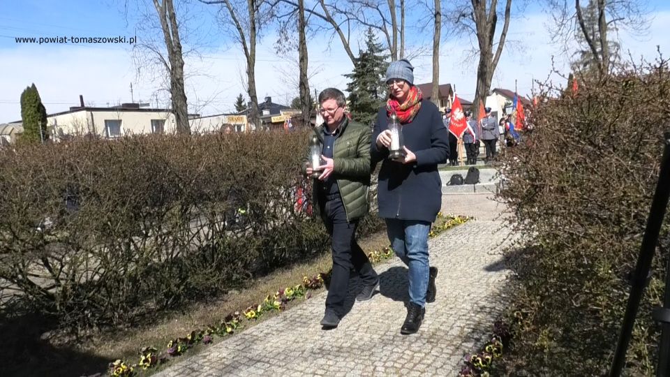 Na zdjęciu: uczestnicy uroczystości poświęconej 82. rocznicy Zbrodni Katyńskiej, która odbyła się w środę, 13 kwietnia 2022 roku, w Tomaszowie Mazowieckim
