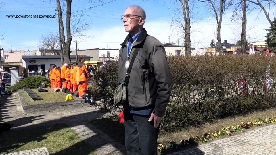 Na zdjęciu: uczestnicy uroczystości poświęconej 82. rocznicy Zbrodni Katyńskiej, która odbyła się w środę, 13 kwietnia 2022 roku, w Tomaszowie Mazowieckim