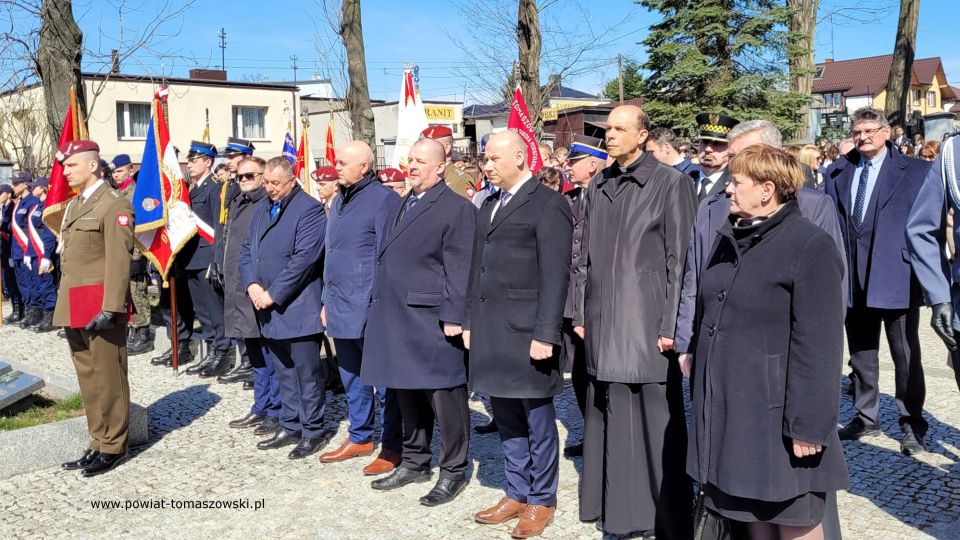 Na zdjęciu: uczestnicy uroczystości poświęconej 82. rocznicy Zbrodni Katyńskiej, która odbyła się w środę, 13 kwietnia 2022 roku, w Tomaszowie Mazowieckim