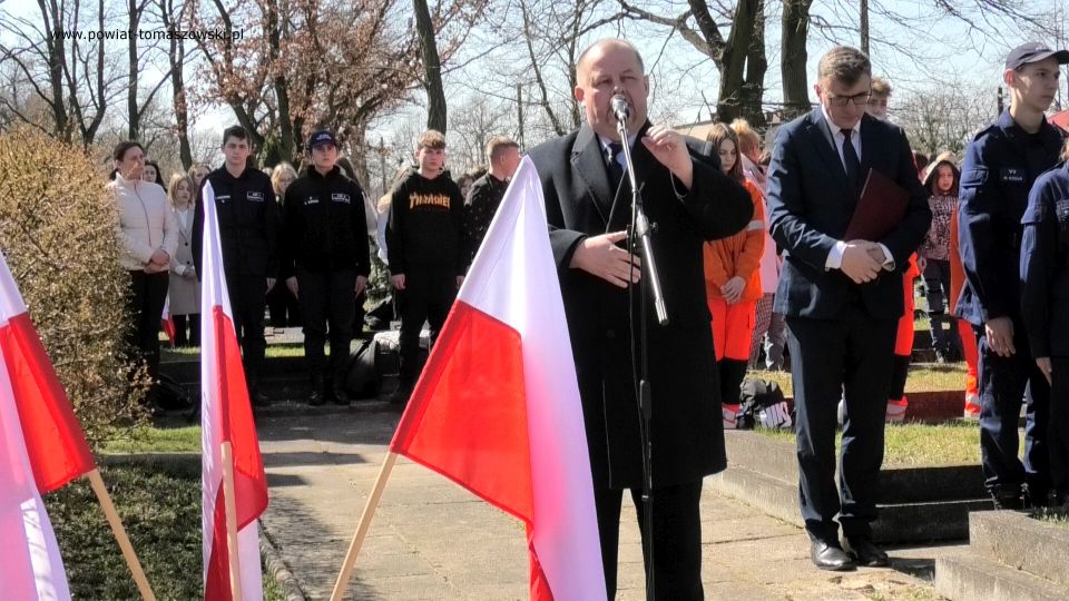 Na zdjęciu: uczestnicy uroczystości poświęconej 82. rocznicy Zbrodni Katyńskiej, która odbyła się w środę, 13 kwietnia 2022 roku, w Tomaszowie Mazowieckim
