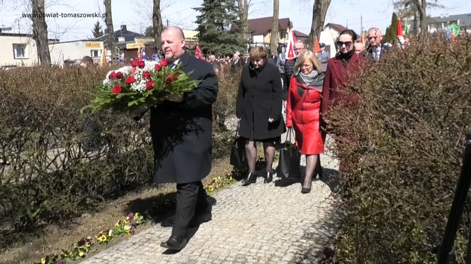 Na zdjęciu: uczestnicy uroczystości poświęconej 82. rocznicy Zbrodni Katyńskiej, która odbyła się w środę, 13 kwietnia 2022 roku, w Tomaszowie Mazowieckim