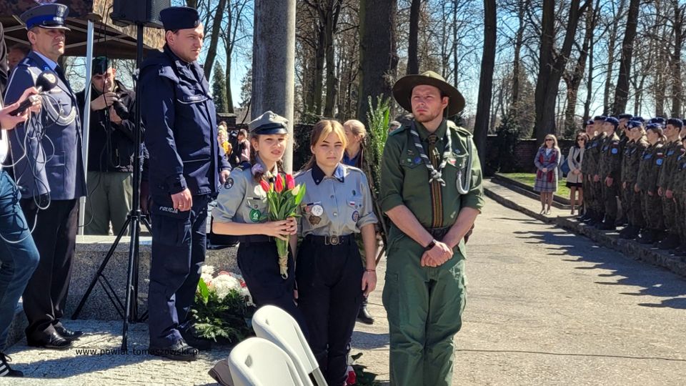 Na zdjęciu: uczestnicy uroczystości poświęconej 82. rocznicy Zbrodni Katyńskiej, która odbyła się w środę, 13 kwietnia 2022 roku, w Tomaszowie Mazowieckim